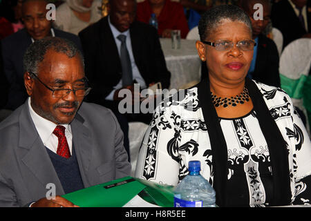 Durban, Afrique du Sud. 15 Nov, 2016.Le premier ministre du KwaZulu-Natal Willies Mchunu (à gauche) avec le métro d'eThekwini maire Zandile Gumede écouter des discours lors d'une cérémonie, organisée sur la plage d'Addington Durban où un monument est définie pour être construite pour commémorer l'arrivée de 1860 Indiens en Afrique du Sud. Ils ont été introduits dans le pays en tant que travailleurs engagés à travailler sur les champs de canne à sucre du Natal puis colonie. Aujourd'hui il y a environ 1,3 millions de Sud-africains d'origine indienne, dont la plupart vivent dans la grande région de Durban. Credit : Giordano Stolley/Alamy Live News Banque D'Images