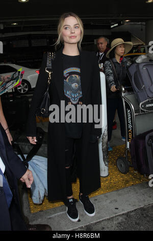 Los Angeles, CA, USA. 15 Nov, 2016. Margot Robbie vu à l'aéroport de LAX le 15 novembre 2016 à Los Angeles, Californie. Crédit : John Misa/media/Alamy Punch Live News