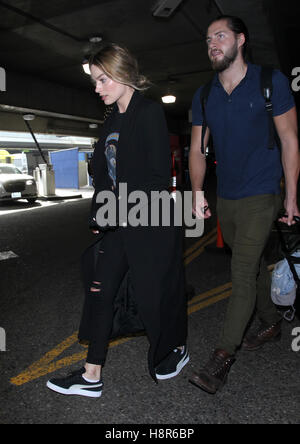 Los Angeles, CA, USA. 15 Nov, 2016. Margot Robbie et Tom Ackerley vu à l'aéroport de LAX le 15 novembre 2016 à Los Angeles, Californie. Crédit : John Misa/media/Alamy Punch Live News Banque D'Images