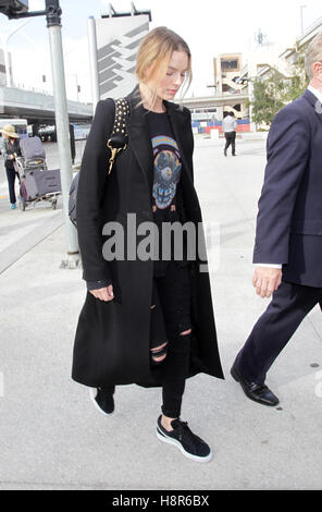 Los Angeles, CA, USA. 15 Nov, 2016. Margot Robbie vu à l'aéroport de LAX le 15 novembre 2016 à Los Angeles, Californie. Crédit : John Misa/media/Alamy Punch Live News Banque D'Images