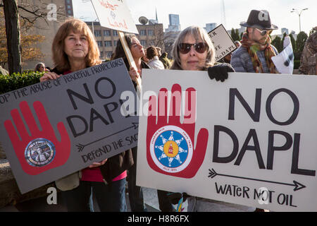 Detroit, États-Unis. 15 Nov, 2016. Detroit, Michigan, USA - 15 novembre 2016 - L'édifice fédéral de piquetage manifestants, appelant l'Army Corps of Engineers de révoquer les permis pour le Dakota du pipeline. d'accès C'était l'un d'une série d'actions à travers les États-Unis à l'appui des Américains indigènes essayant d'arrêter la construction du pipe-line au Dakota du Nord. Crédit : Jim West/Alamy Live News Banque D'Images