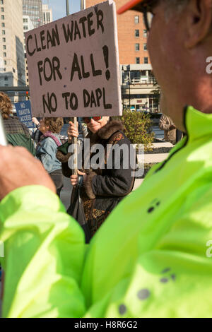 Detroit, États-Unis. 15 Nov, 2016. Detroit, Michigan, USA - 15 novembre 2016 - L'édifice fédéral de piquetage manifestants, appelant l'Army Corps of Engineers de révoquer les permis pour le Dakota du pipeline. d'accès C'était l'un d'une série d'actions à travers les États-Unis à l'appui des Américains indigènes essayant d'arrêter la construction du pipe-line au Dakota du Nord. Crédit : Jim West/Alamy Live News Banque D'Images