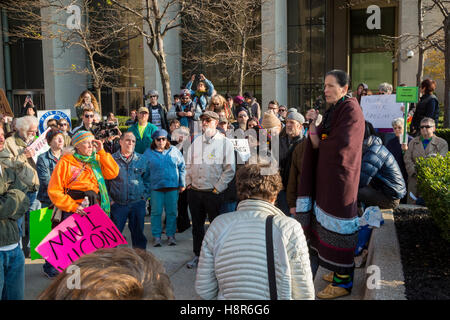 Detroit, États-Unis. 15 Nov, 2016. Detroit, Michigan, USA - 15 novembre 2016 - L'édifice fédéral de piquetage manifestants, appelant l'Army Corps of Engineers de révoquer les permis pour le Dakota du pipeline. d'accès C'était l'un d'une série d'actions à travers les États-Unis à l'appui des Américains indigènes essayant d'arrêter la construction du pipe-line au Dakota du Nord. Crédit : Jim West/Alamy Live News Banque D'Images