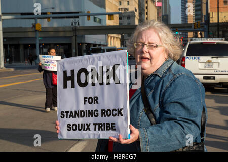 Detroit, États-Unis. 15 Nov, 2016. Detroit, Michigan, USA - 15 novembre 2016 - L'édifice fédéral de piquetage manifestants, appelant l'Army Corps of Engineers de révoquer les permis pour le Dakota du pipeline. d'accès C'était l'un d'une série d'actions à travers les États-Unis à l'appui des Américains indigènes essayant d'arrêter la construction du pipe-line au Dakota du Nord. Crédit : Jim West/Alamy Live News Banque D'Images