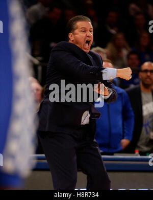 New York, New York, USA. Feb 23, 2016. L'entraîneur en chef des Wildcats de Kentucky John Calipari comme Kentucky Michigan State 69-48 défait le mardi 15 novembre 2016 à New York, NY © Lexington Herald-Leader/ZUMA/Alamy Fil Live News Banque D'Images