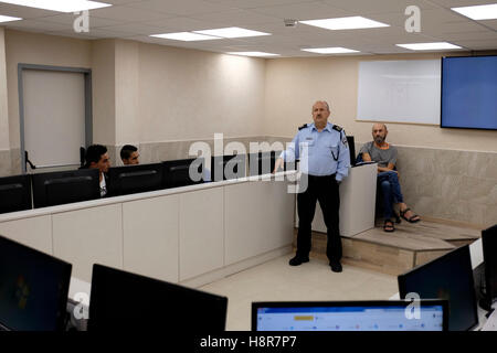 Kiryat Ata, Israël le 15 novembre 2016. Jamal Hakroush la première Arabe Musulmane Sous-commissaire de police d'Israël participe à une classe de préparer les musulmans arabes pour les tests d'entrée en Israël à l'académie de police Le Centre de formation de la Police de Kiryat Ata. Le Nord d'Israël le 15 novembre 2016. Credit : Eddie Gerald/Alamy Live News Banque D'Images