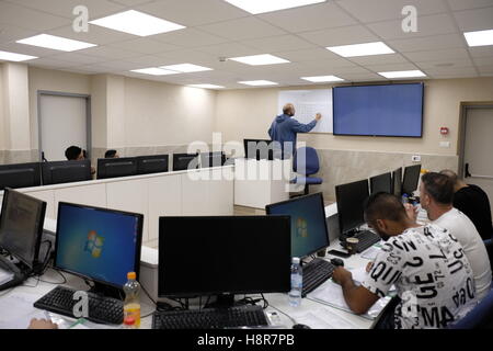 Kiryat Ata, Israël le 15 novembre 2016. Des Israéliens arabes pendant une classe de préparer les musulmans arabes pour les tests d'entrée en Israël à l'académie de police Le Centre de formation de la Police de Kiryat Ata. Le Nord d'Israël le 15 novembre 2016. La police israélienne a longtemps eu une mauvaise relation avec les citoyens arabes qui sont sous-représentés sur la force, mais sur-représentés dans les statistiques sur la criminalité. Credit : Eddie Gerald/Alamy Live News Banque D'Images