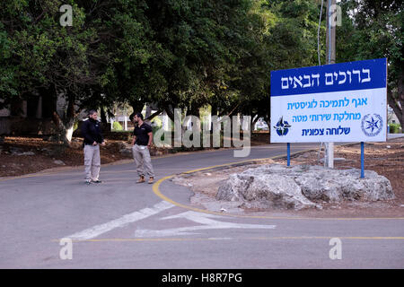 Kiryat Ata, Israël le 15 novembre 2016. Les gardes de sécurité à la Police Training Centre à Kiryat Ata. le nord d'Israël le 15 novembre 2016. La police israélienne a longtemps eu une mauvaise relation avec les citoyens arabes qui sont sous-représentés sur la force, mais sur-représentés dans les statistiques sur la criminalité. Credit : Eddie Gerald/Alamy Live News Banque D'Images