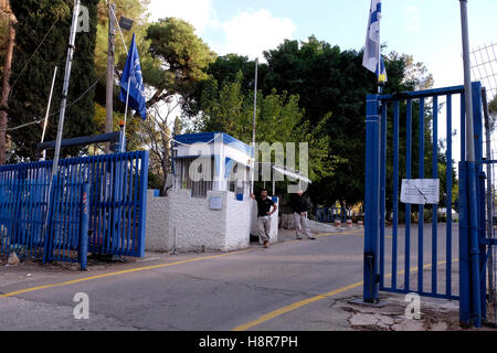 Kiryat Ata, Israël le 15 novembre 2016. L'entrée du centre de formation de la Police à Kiryat Ata. Le Nord d'Israël le 15 novembre 2016. La police israélienne a longtemps eu une mauvaise relation avec les citoyens arabes qui sont sous-représentés sur la force, mais sur-représentés dans les statistiques sur la criminalité. Credit : Eddie Gerald/Alamy Live News Banque D'Images