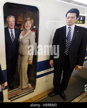 Le Président allemand Joachim Gauck et son partenaire Daniela Schadt obtenir sur un train Shinkansen pour voyager à Kyoto à partir de Tokyo, Japon, 16 novembre 2016. Le président allemand est un voyage de cinq jours au Japon. Photo : WOLFGANG KUMM/dpa Banque D'Images