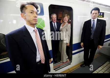 Le Président allemand Joachim Gauck et son partenaire Daniela Schadt obtenir sur un train Shinkansen pour voyager à Kyoto à partir de Tokyo, Japon, 16 novembre 2016. Le président allemand est un voyage de cinq jours au Japon. Photo : WOLFGANG KUMM/dpa Banque D'Images