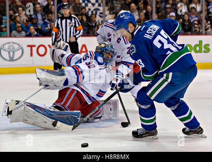 Vancouver, Canada. 15 Nov, 2016. Henrik Sedin Canucks de Vancouver" (R) essaie de marquer sur le gardien des Rangers de New York Henrik Lundqvist durant la saison régulière match entre les Rangers de New York et les Canucks de Vancouver à Vancouver, le 16 novembre 2016. Les Rangers de New York a gagné 7-2. Crédit : Andrew Soong/Xinhua/Alamy Live News Banque D'Images