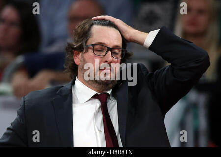 Bamberg, Allemagne. 15 Nov, 2016. L'entraîneur de Bamberg Andrea Trinchieri gestes au cours de l'Euroligue de basket-ball match entre Brose Bamberg et l'étoile rouge de Belgrade dans l'Arena de Brose Bamberg, Allemagne, 15 novembre 2016. Photo : DANIEL KARMANN/dpa/Alamy Live News Banque D'Images