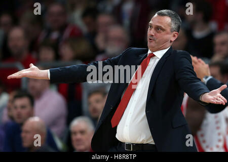 Bamberg, Allemagne. 15 Nov, 2016. L'entraîneur de Belgrade Dejan Radonjic gestes au cours de l'Euroligue de basket-ball match entre Brose Bamberg et l'étoile rouge de Belgrade dans l'Arena de Brose Bamberg, Allemagne, 15 novembre 2016. Photo : DANIEL KARMANN/dpa/Alamy Live News Banque D'Images
