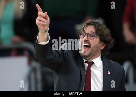 Bamberg, Allemagne. 15 Nov, 2016. L'entraîneur de Bamberg Andrea Trinchieri gestes au cours de l'Euroligue de basket-ball match entre Brose Bamberg et l'étoile rouge de Belgrade dans l'Arena de Brose Bamberg, Allemagne, 15 novembre 2016. Photo : DANIEL KARMANN/dpa/Alamy Live News Banque D'Images