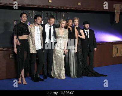 Katherine Waterston (L-R), Ezra Miller, Eddie Redmayne, J.K. Rowling, Carmen Ejogo, Alison Sudol et Dan Fogler arrivent à la première européenne du film "Vie et habitat des animaux fantastiques" à Londres, Grande-Bretagne, 15 novembre 2016. Photo : PHILIP DETHLEFS/dpa Banque D'Images