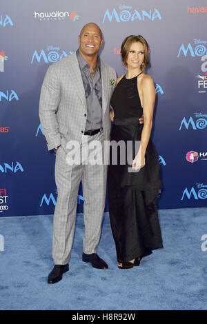 Dwayne Johnson et sa petite amie Lauren Hashian assister à la première de Disney's 'Moana' au cours de l'AFI FEST 2016 présenté par Audi au El Capitan Theatre le 14 novembre 2016 à Hollywood, Californie. | Verwendung weltweit Banque D'Images