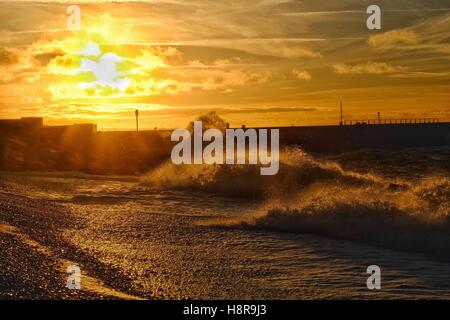 West Bay, Dorset, UK. 16 Nov, 2016. Beau lever de soleil sur la plage de la baie de l'ouest de l'Agence de l'environnement malgré l'alerte aux crues pour West Bay Harbor. Crédit : Tom Jura/Alamy Live News Banque D'Images