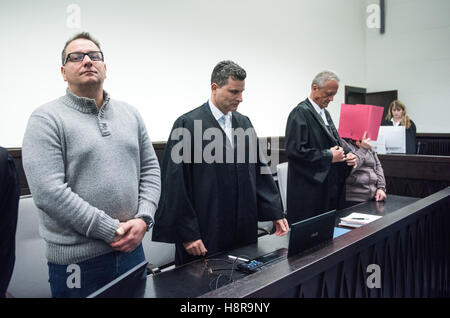 Paderborn, Allemagne. 16 Nov, 2016. Les défendeurs Wilfried W. (L) et Angelika W. (R, avec reliure rouge) sont séparés par leurs avocats Detlev Binder (2.f.L) et Peter (Wueller 2.f.R) dans le tribunal de district à Paderborn. Le procureur de district est l'accusant de deux chefs de meurtre par négligence ainsi que de multiples chefs de dommages corporels. Les deux défendeurs auraient utilisé in pour attirer les femmes à leur maison dans Hoexter-Bosseborn et gravement maltraité plusieurs d'entre eux. Deux des femmes sont mortes par suite de l'épreuve, une autre femme s'est enfui. Photo : BERND THISSEN/dpa/Alamy Live News Banque D'Images