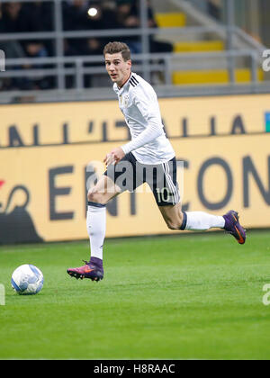 Milan, Italie. 15 novembre, 2016. Leon GORETZKA, DFB 10 Action avec balle, figure d'ensemble, la libération, l'image seule, portrait, action, corps entier, simple action, action ball balle de traitement, d'acceptation, de l'Italie - Allemagne 0-0 match amical à 15 novembre 2016 à Milan, Italie Crédit : Peter Schatz / Alamy Live News Banque D'Images