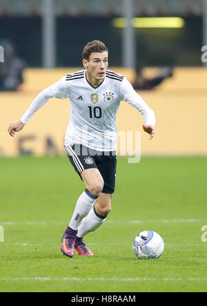 Milan, Italie. 15 novembre, 2016. Leon GORETZKA, DFB 10 Action avec balle, figure d'ensemble, la libération, l'image seule, portrait, action, corps entier, simple action, action ball balle de traitement, d'acceptation, de l'Italie - Allemagne 0-0 match amical à 15 novembre 2016 à Milan, Italie Crédit : Peter Schatz / Alamy Live News Banque D'Images