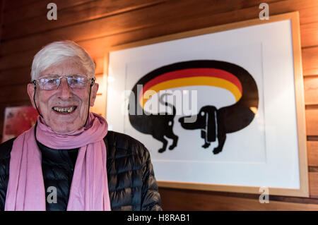 Strasbourg, France. 15 Nov, 2016. Tomi Ungerer, artiste français, auteur et illustrateur de livres pour enfants et adultes, vu à Strasbourg, France, 15 novembre 2016. Il aura 85 le 28 novembre 2016. Photo : PATRICK SEEGER/dpa/Alamy Live News Banque D'Images