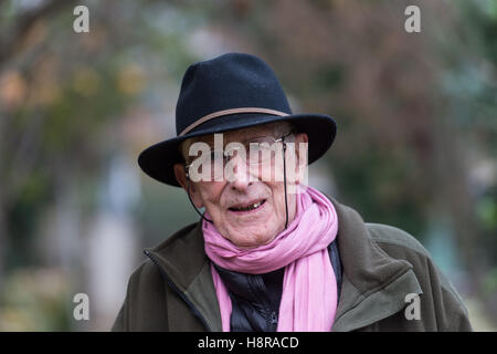 Strasbourg, France. 15 Nov, 2016. Tomi Ungerer, artiste français, auteur et illustrateur de livres pour enfants et adultes, vu à Strasbourg, France, 15 novembre 2016. Il aura 85 le 28 novembre 2016. Photo : PATRICK SEEGER/dpa/Alamy Live News Banque D'Images