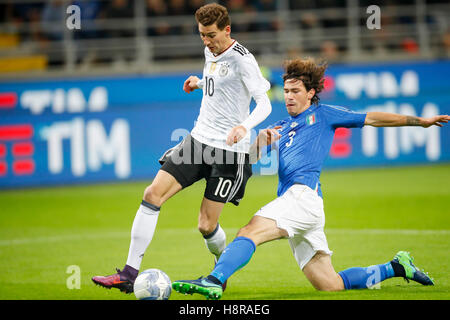 Milan, Italie. 15 novembre, 2016. Leon GORETZKA, DFB 10 se bat pour la balle contre Alessio ROMAGNOLI, ITA 3 ITALIE - FRANCE 0-0 match amical au 15 novembre 2016 à Milan, Italie Crédit : Peter Schatz / Alamy Live News Banque D'Images