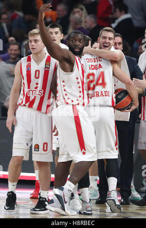 Bamberg, Allemagne. 15 Nov, 2016. Nate Wolters (L), Charles Jenkins (C) et Stefan Jovic (C) droit de l'étoile rouge de Belgrade de célébrer la victoire de leur équipe à l'Euroligue de basket-ball match entre Brose Bamberg et l'étoile rouge de Belgrade dans l'Arena de Brose Bamberg, Allemagne, 15 novembre 2016. Photo : DANIEL KARMANN/dpa/Alamy Live News Banque D'Images