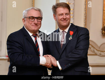 Prague, République tchèque. 16 Nov, 2016. L'Ambassadeur de France Charles Malinas, gauche, donne à l'insigne de la Légion d'honneur de secrétaire d'État aux Affaires européennes, Tomas Prouza, Prague, République tchèque, le 16 novembre 2016. © Katerina Sulova/CTK Photo/Alamy Live News Banque D'Images