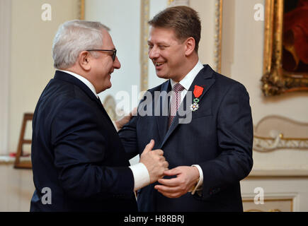 Prague, République tchèque. 16 Nov, 2016. L'Ambassadeur de France Charles Malinas, gauche, donne à l'insigne de la Légion d'honneur de secrétaire d'État aux Affaires européennes, Tomas Prouza, Prague, République tchèque, le 16 novembre 2016. © Katerina Sulova/CTK Photo/Alamy Live News Banque D'Images