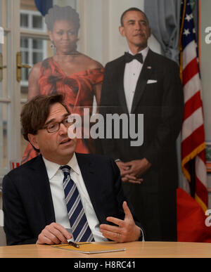 Prague, République tchèque. 16 Nov, 2016. Président du Conseil des conseillers économiques du président américain Barack Obama Jason Furman répond aux journalistes à Prague, en République tchèque, le 16 novembre 2016. Photo : CTK Michal Krumphanzl/Photo/Alamy Live News Banque D'Images