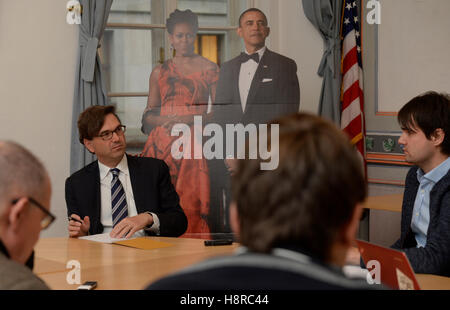 Prague, République tchèque. 16 Nov, 2016. Président du Conseil des conseillers économiques du président américain Barack Obama Jason Furman répond aux journalistes à Prague, en République tchèque, le 16 novembre 2016. Photo : CTK Michal Krumphanzl/Photo/Alamy Live News Banque D'Images