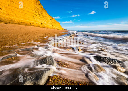 Burton Bradstock, Dorset, UK. 16 Nov, 2016. Météo britannique. Un bel après-midi ensoleillé rend les falaises de grès d'un éclat doré à Burton Bradstock Beach sur la côte jurassique du Dorset, sur une belle après-midi d'automne. L'emblématique golden Cliffs at Burton Bradstock sont belle mais dangereuse, car il y a de nombreux glissements de terrain au cours de l'année qui a conduit à un décès en 2012. Crédit photo : Graham Hunt/Alamy Live News Banque D'Images