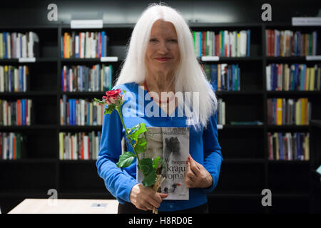 Gdansk, Pologne. 16 Nov, 2016. ' La Guerre dans votre pays ' (W twoim wojna.) par Malgorzata Niezabitowska la promotion du livre en centre de la solidarité européenne à Gdansk. Malgorzata Niezabitowska est un journaliste et homme politique polonais. À partir de '89 à '90, elle a été un porte-parole de premier ministre Tadeusz Mazowiecki. Credit : Michal Fludra/Alamy Live News Banque D'Images