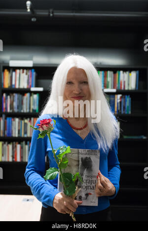 Gdansk, Pologne. 16 Nov, 2016. ' La Guerre dans votre pays ' (W twoim wojna.) par Malgorzata Niezabitowska la promotion du livre en centre de la solidarité européenne à Gdansk. Malgorzata Niezabitowska est un journaliste et homme politique polonais. À partir de '89 à '90, elle a été un porte-parole de premier ministre Tadeusz Mazowiecki. Credit : Michal Fludra/Alamy Live News Banque D'Images