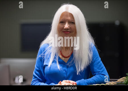 Gdansk, Pologne. 16 Nov, 2016. ' La Guerre dans votre pays ' (W twoim wojna.) par Malgorzata Niezabitowska la promotion du livre en centre de la solidarité européenne à Gdansk. Malgorzata Niezabitowska est un journaliste et homme politique polonais. À partir de '89 à '90, elle a été un porte-parole de premier ministre Tadeusz Mazowiecki. Credit : Michal Fludra/Alamy Live News Banque D'Images