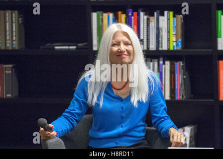 Gdansk, Pologne. 16 Nov, 2016. ' La Guerre dans votre pays ' (W twoim wojna.) par Malgorzata Niezabitowska la promotion du livre en centre de la solidarité européenne à Gdansk. Malgorzata Niezabitowska est un journaliste et homme politique polonais. À partir de '89 à '90, elle a été un porte-parole de premier ministre Tadeusz Mazowiecki. Credit : Michal Fludra/Alamy Live News Banque D'Images