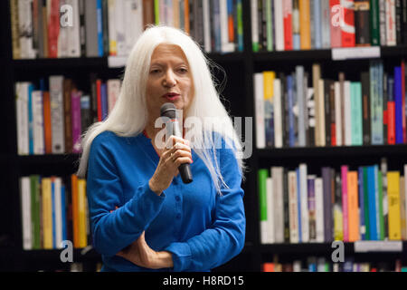 Gdansk, Pologne. 16 Nov, 2016. ' La Guerre dans votre pays ' (W twoim wojna.) par Malgorzata Niezabitowska la promotion du livre en centre de la solidarité européenne à Gdansk. Malgorzata Niezabitowska est un journaliste et homme politique polonais. À partir de '89 à '90, elle a été un porte-parole de premier ministre Tadeusz Mazowiecki. Credit : Michal Fludra/Alamy Live News Banque D'Images