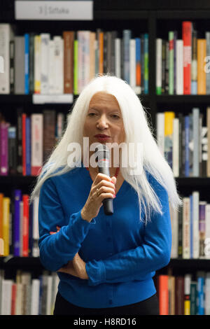 Gdansk, Pologne. 16 Nov, 2016. ' La Guerre dans votre pays ' (W twoim wojna.) par Malgorzata Niezabitowska la promotion du livre en centre de la solidarité européenne à Gdansk. Malgorzata Niezabitowska est un journaliste et homme politique polonais. À partir de '89 à '90, elle a été un porte-parole de premier ministre Tadeusz Mazowiecki. Credit : Michal Fludra/Alamy Live News Banque D'Images