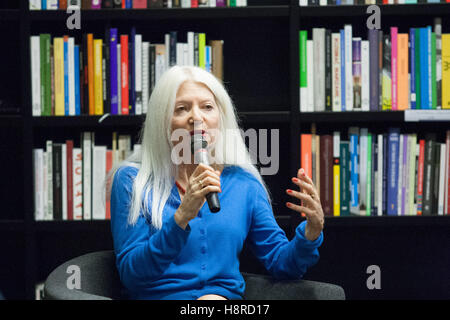 Gdansk, Pologne. 16 Nov, 2016. ' La Guerre dans votre pays ' (W twoim wojna.) par Malgorzata Niezabitowska la promotion du livre en centre de la solidarité européenne à Gdansk. Malgorzata Niezabitowska est un journaliste et homme politique polonais. À partir de '89 à '90, elle a été un porte-parole de premier ministre Tadeusz Mazowiecki. Credit : Michal Fludra/Alamy Live News Banque D'Images