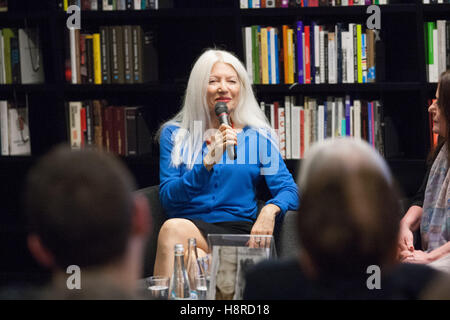 Gdansk, Pologne. 16 Nov, 2016. ' La Guerre dans votre pays ' (W twoim wojna.) par Malgorzata Niezabitowska la promotion du livre en centre de la solidarité européenne à Gdansk. Malgorzata Niezabitowska est un journaliste et homme politique polonais. À partir de '89 à '90, elle a été un porte-parole de premier ministre Tadeusz Mazowiecki. Credit : Michal Fludra/Alamy Live News Banque D'Images