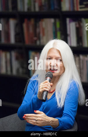 Gdansk, Pologne. 16 Nov, 2016. ' La Guerre dans votre pays ' (W twoim wojna.) par Malgorzata Niezabitowska la promotion du livre en centre de la solidarité européenne à Gdansk. Malgorzata Niezabitowska est un journaliste et homme politique polonais. À partir de '89 à '90, elle a été un porte-parole de premier ministre Tadeusz Mazowiecki. Credit : Michal Fludra/Alamy Live News Banque D'Images