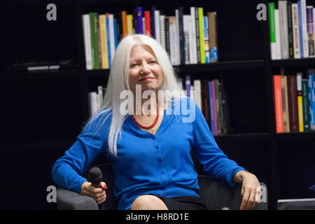 Gdansk, Pologne. 16 Nov, 2016. ' La Guerre dans votre pays ' (W twoim wojna.) par Malgorzata Niezabitowska la promotion du livre en centre de la solidarité européenne à Gdansk. Malgorzata Niezabitowska est un journaliste et homme politique polonais. À partir de '89 à '90, elle a été un porte-parole de premier ministre Tadeusz Mazowiecki. Credit : Michal Fludra/Alamy Live News Banque D'Images