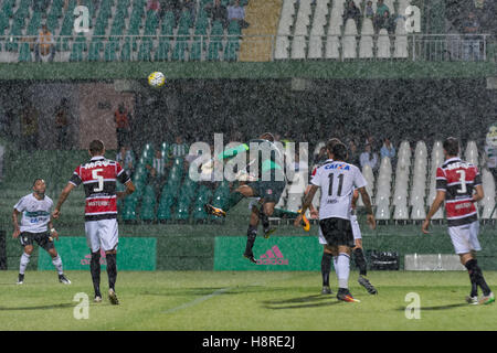 Curitiba, Brésil. 16 Nov, 2016. Pendant le Coritiba et Santa Cruz, match valide pour la 35e manche du Championnat dans le stade Couto Pereira à Curitiba. © Reinaldo Reginato/FotoArena/Alamy Live News Banque D'Images