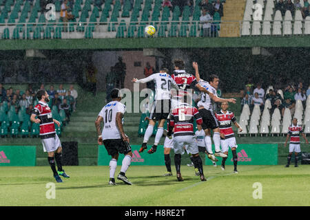 Curitiba, Brésil. 16 Nov, 2016. Pendant le Coritiba et Santa Cruz, match valide pour la 35e manche du Championnat dans le stade Couto Pereira à Curitiba. © Reinaldo Reginato/FotoArena/Alamy Live News Banque D'Images