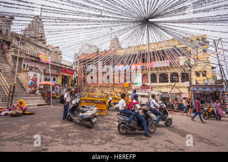Décorations de rue dans un street junction, Udiapur, Rajasthan, Inde, avec le trafic et les piétons Banque D'Images
