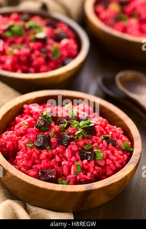 Risotto de betterave préparée avec de la purée de betterave betteraves rôties, morceaux et le persil sur le dessus, photographié avec un éclairage naturel Banque D'Images