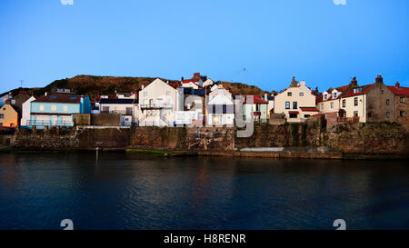 Les maisons et le port de l'ancien village de pêcheurs de Staithes, Yorkshire du Nord Banque D'Images