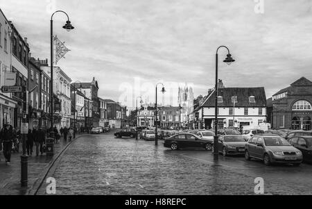 Beverley centre-ville avec vue sur parking, boutiques, St Marys Church, et le Kiosque sur l'image à l'automne. Banque D'Images